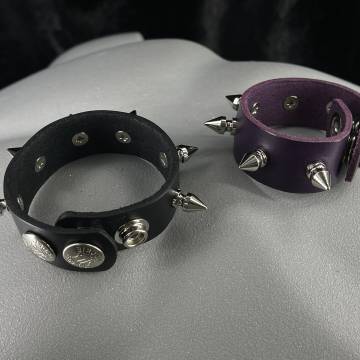 Wristband With One Row Of Small Spikes