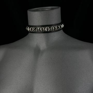 Collar With One Row Of Pyramid Studs